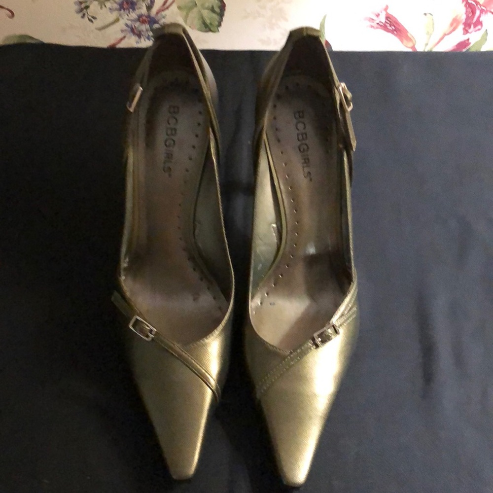 BCBGirls Metallic Olive Gold Pointed Toe Heels fits like 7AA